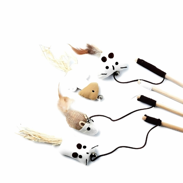 Varita-de-madera-colorida-con-plumas-para-gato-y-gatito-cuatro