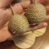 Árbol-rascador-de-madera-natural-para-gato-bola-en-correa