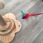 Árbol-rascador-de-madera-natural-para-gato-pluma-azul-rojo