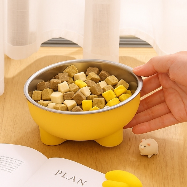 Comedero-para-perro-amarillo-de-acero-inoxidable-mano