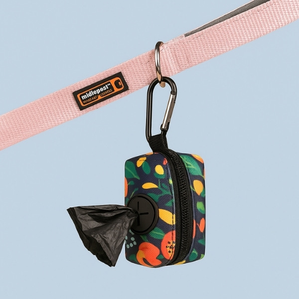 Dispensador-de-bolsas-para-perro-con-mosquetón-correa