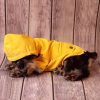 Impermeable-para-perro-amarillo-acostado