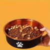 comedero-comida-para-perros-marrón-mano